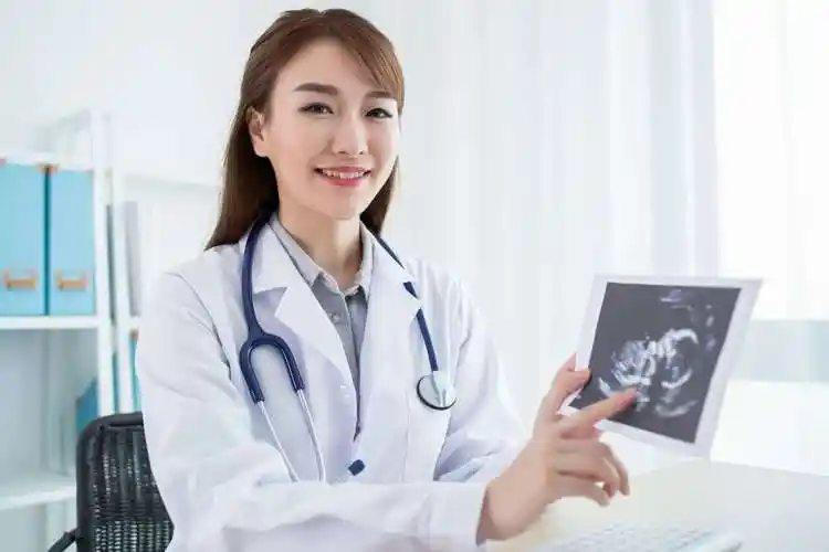 东莞跨越孕育难关：试管代生家庭的艰辛与新生喜悦